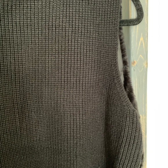 Liz Claiborne Faux Fur Vest. Black. Size L. - Picture 5 of 6